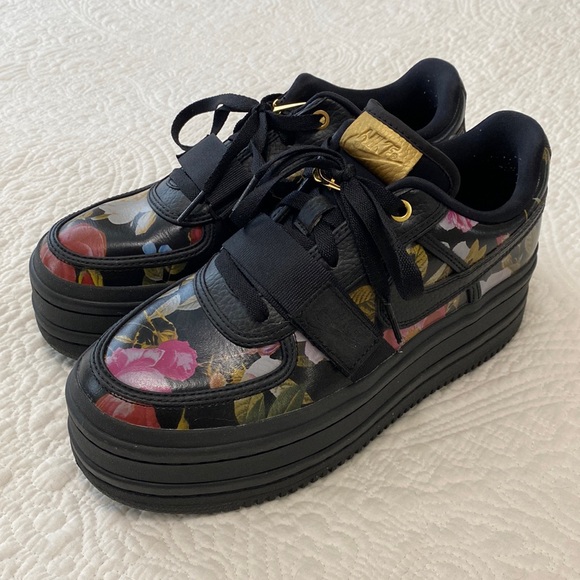 Nike Shoes - Nike Vandal 2K LX
